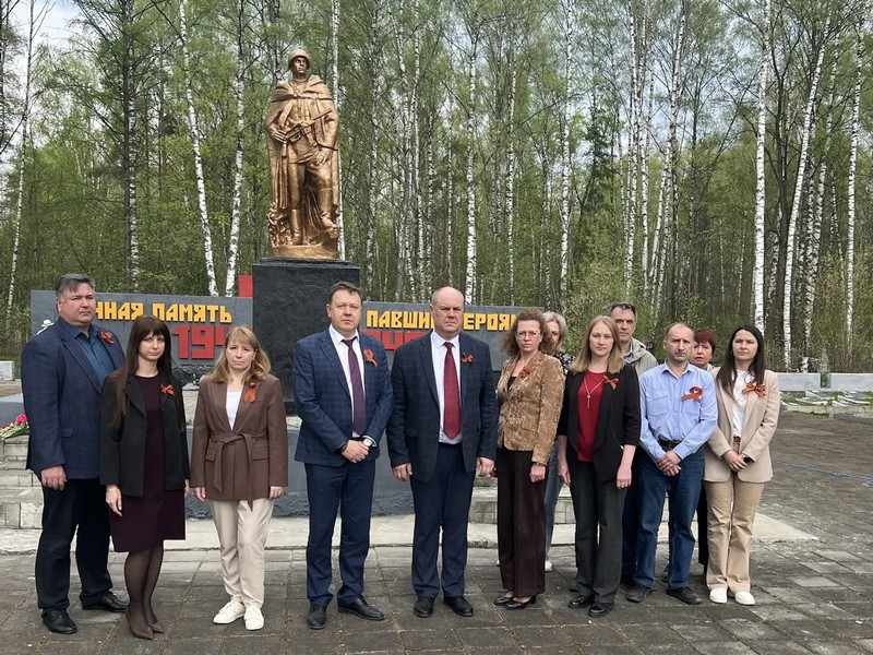 Пусть память о них, как факел, пылает в сердце народном.